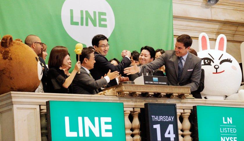 NYSE president Tom Farley (R) congratulates Japan's Line Corp. CFO In Joon Hwang (2nd L) and Chief Global Officer Jungho Shin (middle) and Chief Strategy and Marketing Officer Jun Masuda (2nd R) during the company's IPO on the floor of the New York Stock Exchange (NYSE) in New York City, New York, U.S. July 14, 2016. REUTERS/Brendan McDermid - RTSHWUZ