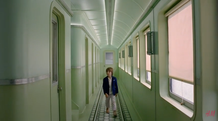 H&M festeggia il Natale con lo spot diretto da Wes Anderson