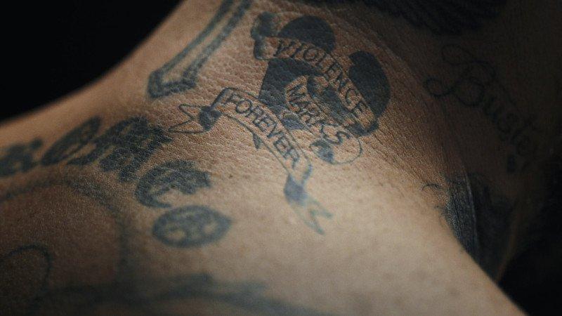 Tatuaggio "violence marks forever" nella campagna per UNICEF