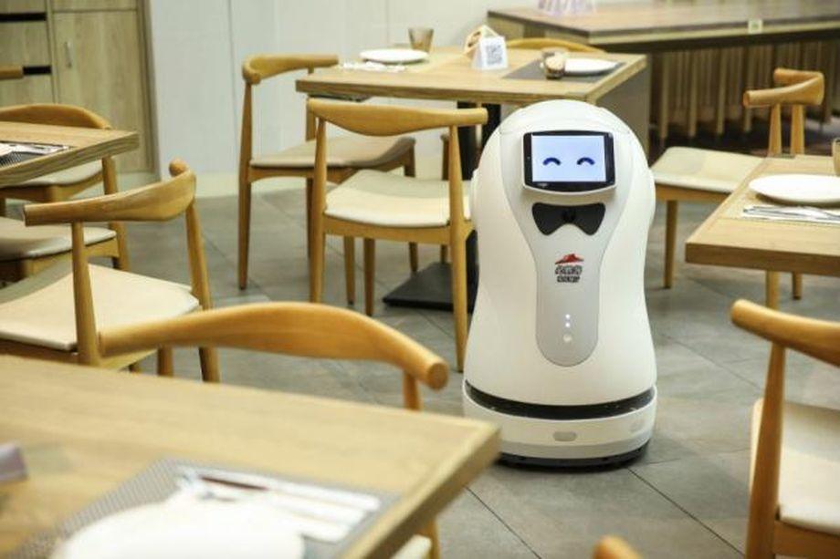 Un robot cameriere al Pizza Hut di Shangai