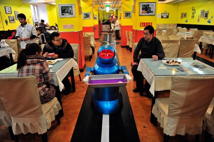 Un robot cameriere al Pizza Hut di Shangai