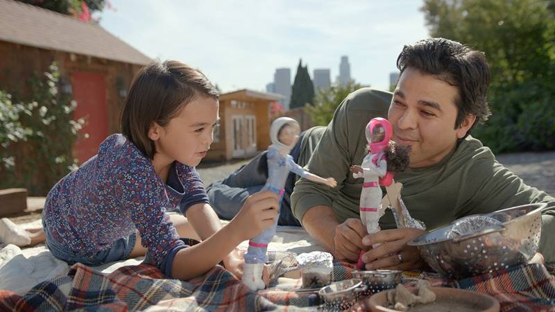 spot di Barbie, padre che gioca ad astronauta