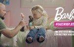 Spot di Barbie padre che gioca con bambina alle barbie nello spot pubblicitario di Barbie