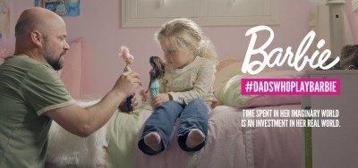 Lo spot di Barbie abbatte gli stereotipi di genere: i papà giocano con le bambole