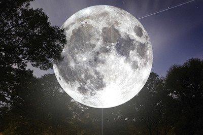 Occhi verso il cielo, la luna diventa un’opera d’arte