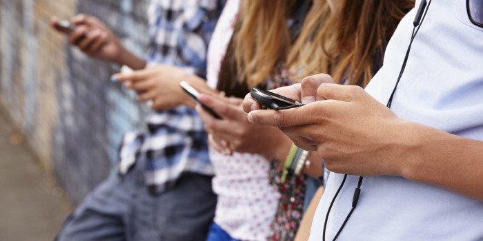 adolescenti-dipendenza-smartphone-madima.altervista-700x350