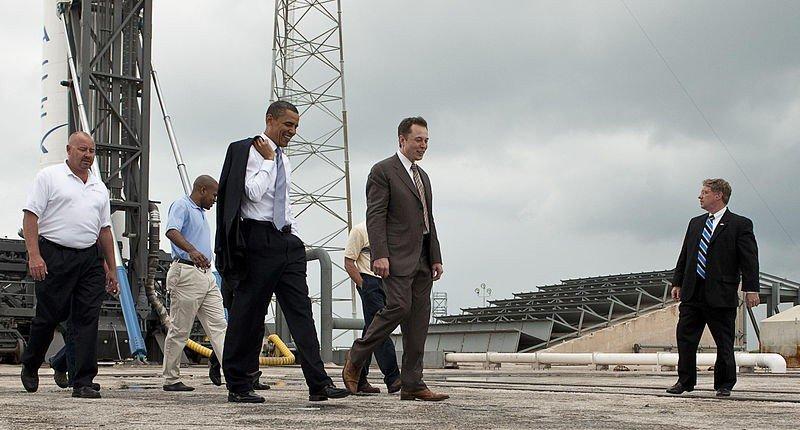 39403-il-presidente-usa-barack-obama-in-compagnia-del-ceo-di-spacex-el