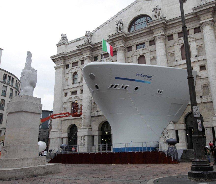 LA PRUA DI UNA FINTA NAVE FINCANTIERI FUORIESCE DA PALAZZO MEZZANOTTE AD ANNUNCIARE L'INGRESSO IN BORSA DELLA SOCIETA' DI COSTRUZIONI NAVALI (MASSIMO ALBERICO, MILANO - 2014-06-15) p.s. la foto e' utilizzabile nel rispetto del contesto in cui e' stata scattata, e senza intento diffamatorio del decoro delle persone rappresentate