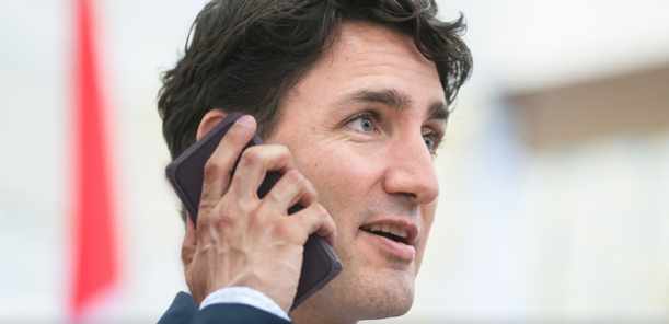 Il primo ministro canadese Justin Trudeau al telefono