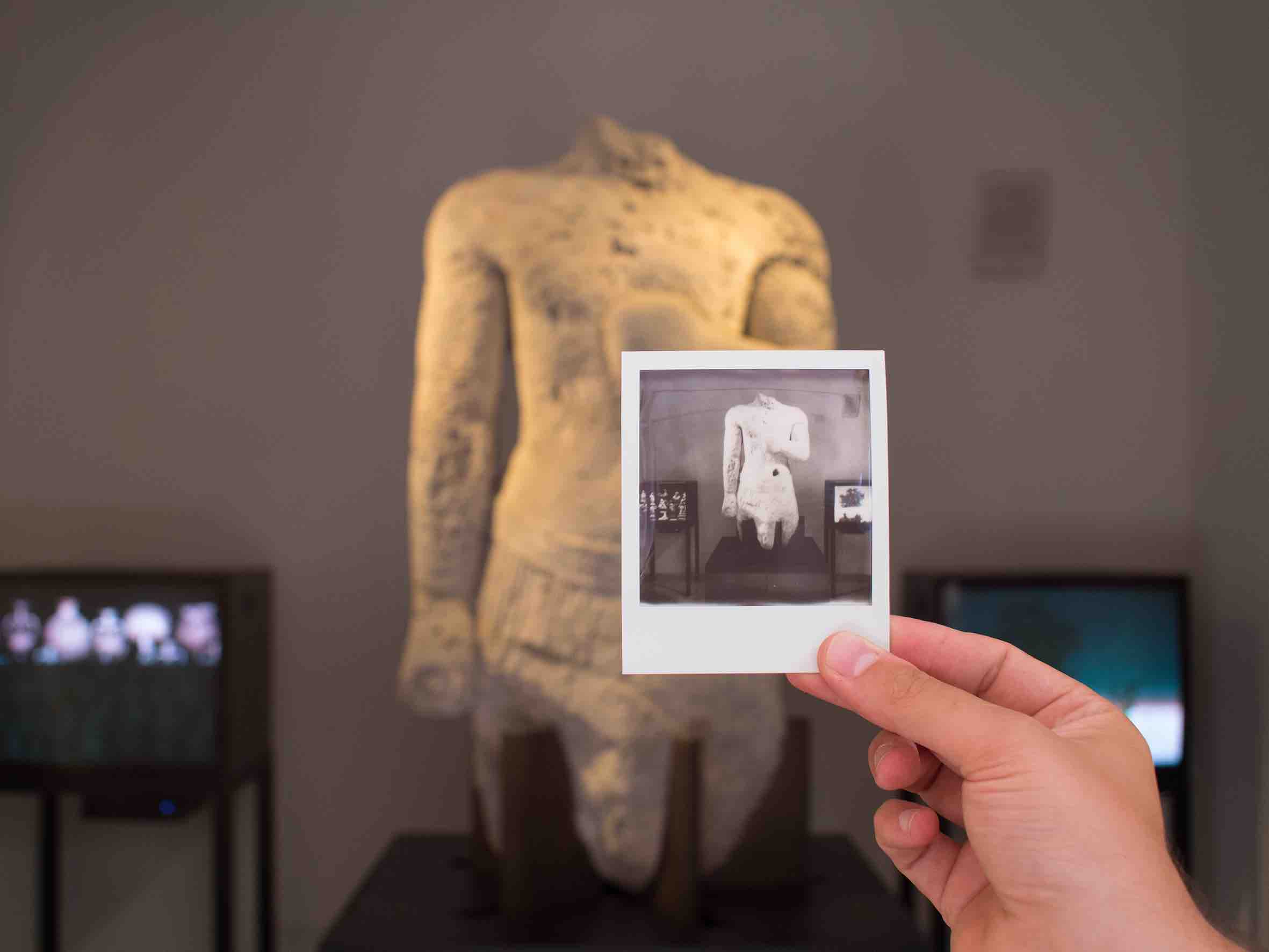 Marianna Christofides 01, 02 veduta dell'installazione video al Museo Salinas di Palermo nella sala del Torso dello Stagnone: sul monitor di sinistra: Here let me stand 2013 video HD a 1 canale HD, 29'29'', loop, muto, a colori, 4:3 Courtesy l’artista sul monitor di destra: Olymp’s Sheds: Intermezzo 1 (Mythology Park) 2017 film in 16mm a un canale riversato su DVD, 6', loop, muto, a colori e in b/n, 4:3 Courtesy l’artista ph Costanza Arena e Roberto Salvaggio 