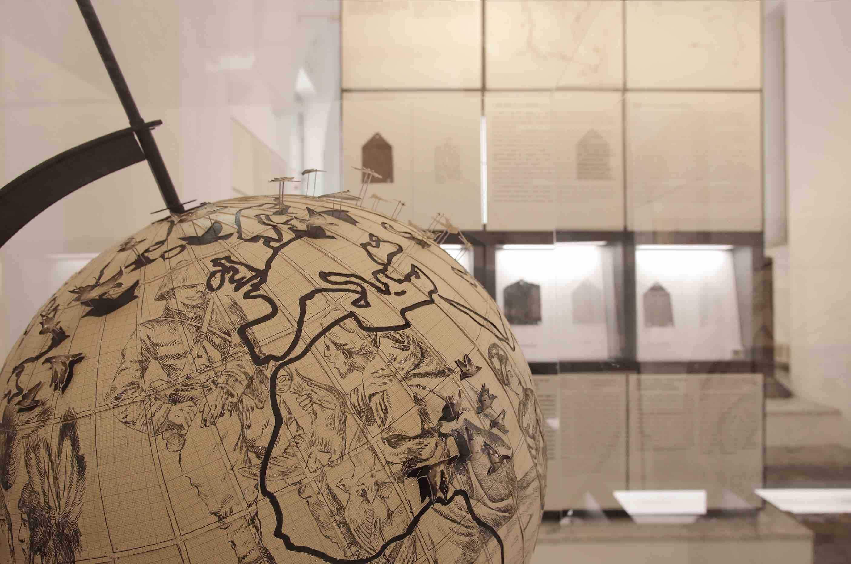 Pietro Ruffo 01, 02 Migration Globe 2017 cm 75x75x116 inchiostro e taglio su carta posato su tela veduta dell'installazione al Museo Salinas di Palermo Courtesy l’artista ph Fausto Brigantino 