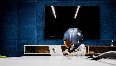 L’invenzione definitiva per chi lavora negli open space: un casco per isolarsi dai colleghi chiacchieroni
