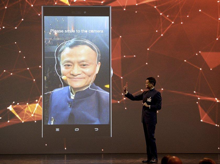 jack ma sul palco mostra la feature smile to pay con riconoscimento facciale di alipay