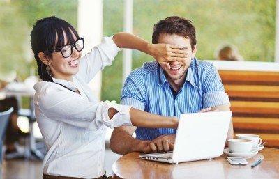 Ecco perché lo Snooping sui social media ci fa star bene