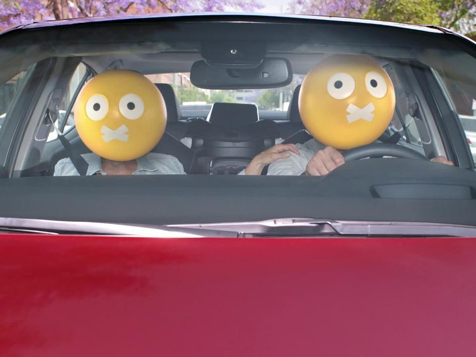 Immagine tratta da una pubblicità di Toyota su Twitter che utilizza le emoji