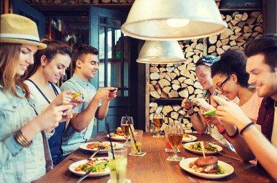 Così Instagram ci abitua a mangiare con gli occhi (e i ristoranti regalano kit per le foto)