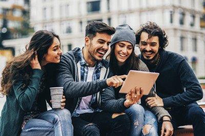 Stare sempre connessi e alla larga dai lavori noiosi. Cosa piace/non piace ai millennials
