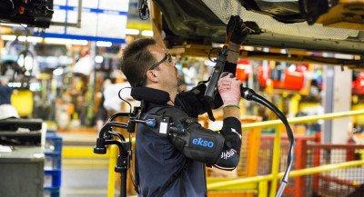 Ford sta “potenziando” i suoi dipendenti con pezzi robot