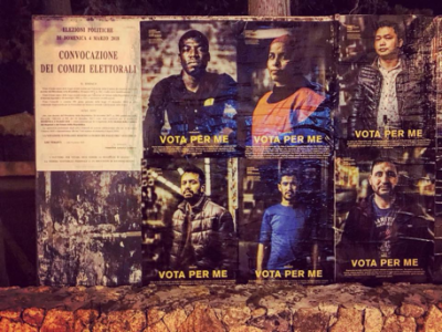 “Vota per me”, dice il migrante. La provocazione di art guerrilla di un fotografo