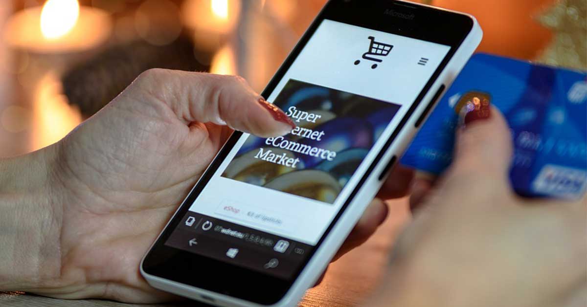 donna naviga un ecommerce da smartphone