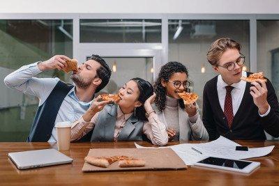 Cene aziendali? Meglio spendere quei soldi in crescita personale dei dipendenti