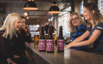 La differenza di compenso tra uomo e donna, spiegata con una birra