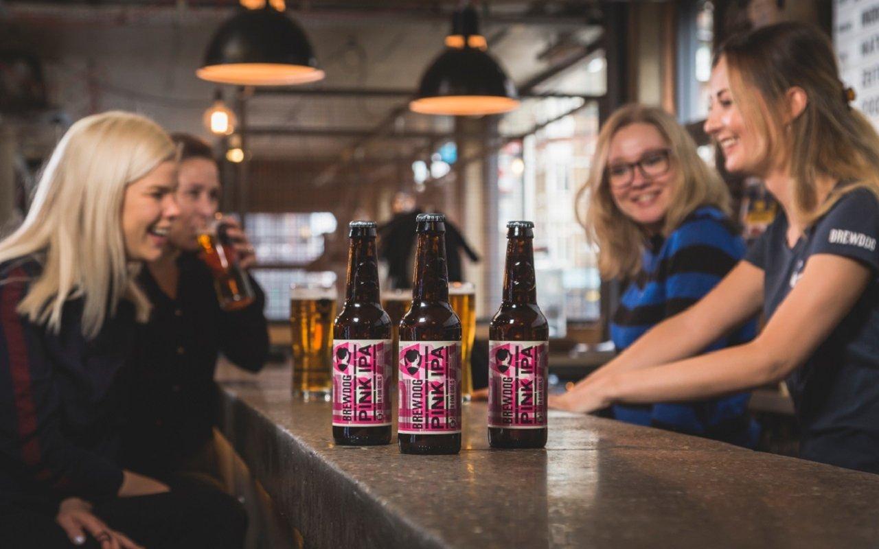 La differenza di compenso tra uomo e donna, spiegata con una birra