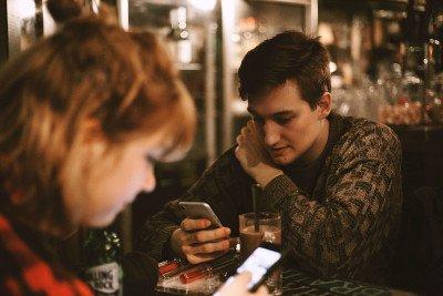 Meno si utilizza lo smartphone più si è felici. Lo dice, di nuovo, uno studio