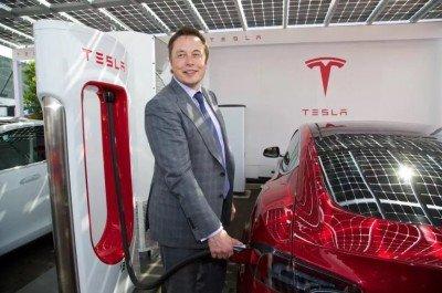 Tesla vuole regalare ad ogni azienda le colonnine per ricaricare le automobili