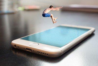 Apple progetta l’iPhone del futuro: avrà lo schermo che non si tocca e sarà curvo