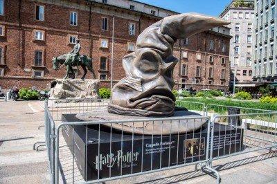 Ecco perché c’è un cappello parlante di Harry Potter gigante in Piazza Missori a Milano
