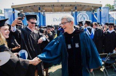 Tim Cook ricorda Steve Jobs nel discorso agli studenti: “Siate coraggiosi”