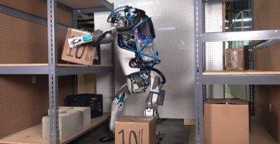 VIDEO Boston Dynamics sta costruendo automi che camminano come noi e cani e gatti robot