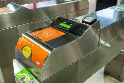 A Milano il metro si paga con la carta contacless. Ecco come