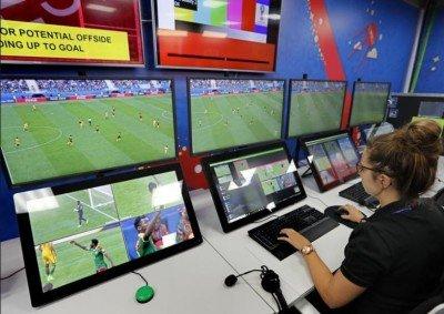 La tecnologia che aiuta gli arbitri (e che non vediamo) in campo ai Mondiali di calcio 2018