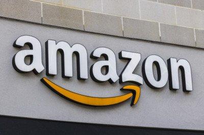 Il valore di mercato delle azioni Amazon raggiunge 900 miliardi (e ora minaccia la leadership di Apple)