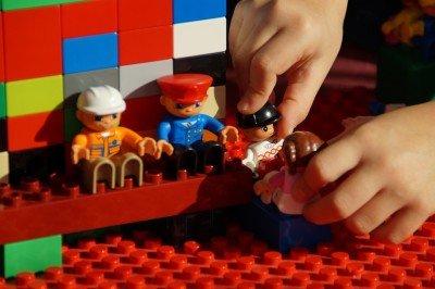 Mentre il mondo discute sulla parità di genere, i bambini trovano la soluzione giocando con le bambole