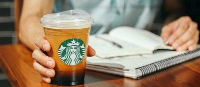 Ecco come berremo il caffè di Starbucks, senza cannucce di plastica