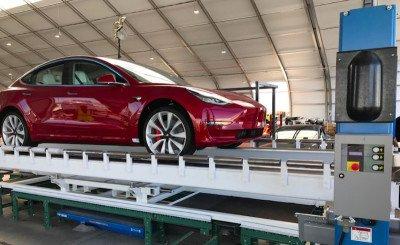 Elon Musk ti porta la Tesla a casa gratis e mobilita anche i volontari