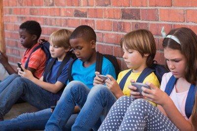In Francia approvata una legge che vieta l’uso degli smartphone nelle scuole