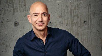 Anche Amazon ora vale mille miliardi. E la folle corsa di Bezos non si ferma