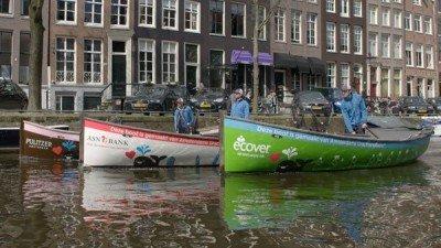 Ad Amsterdam si pesca la plastica nei canali per trasformarli in mobili di design