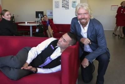 Il papà di Virgin dà consigli a Elon Musk: “Twitta di meno e dormi di più” Il papà di Virgin dà consigli a Elon Musk: “Twitta di meno e dormi di più”