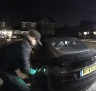 Gli rubano la Tesla ma lui registra i ladri e li mette su YouTube