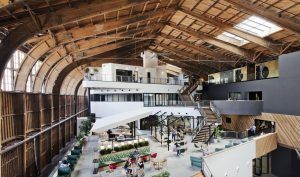 Google ha convertito un vecchio hangar di Los Angeles nei suoi nuovi uffici