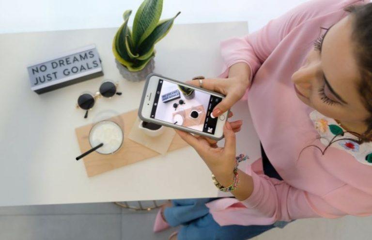 Perché continuiamo a preferire le Stories di Instagram a quelle di Facebook