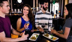 Sono stato a cena con degli sconosciuti e sono diventati i miei migliori amici (per una sera)
