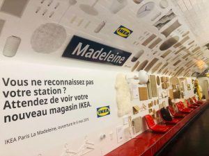 IKEA ha arredato la metropolitana di Parigi con il suo catalogo per promuovere il nuovo punto vendita