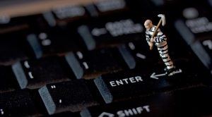 La stessa rivoluzione digitale che ci ha reso liberi rischia di trasformarci in schiavi del lavoro