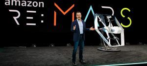 Amazon vuole consegnare i pacchi con i droni e lancia (veramente) Prime Air